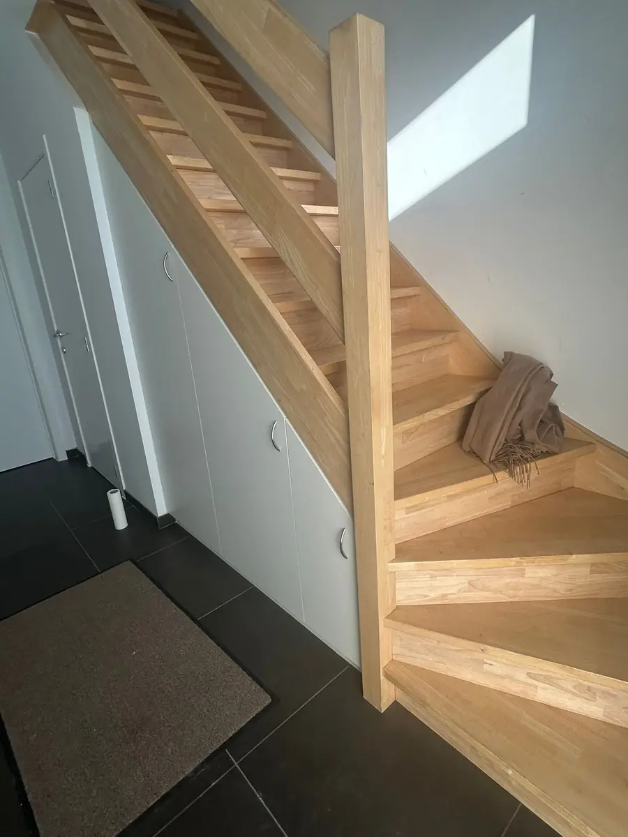 Maatkast met trap op maat in hout, schrijnwerk Houthulst